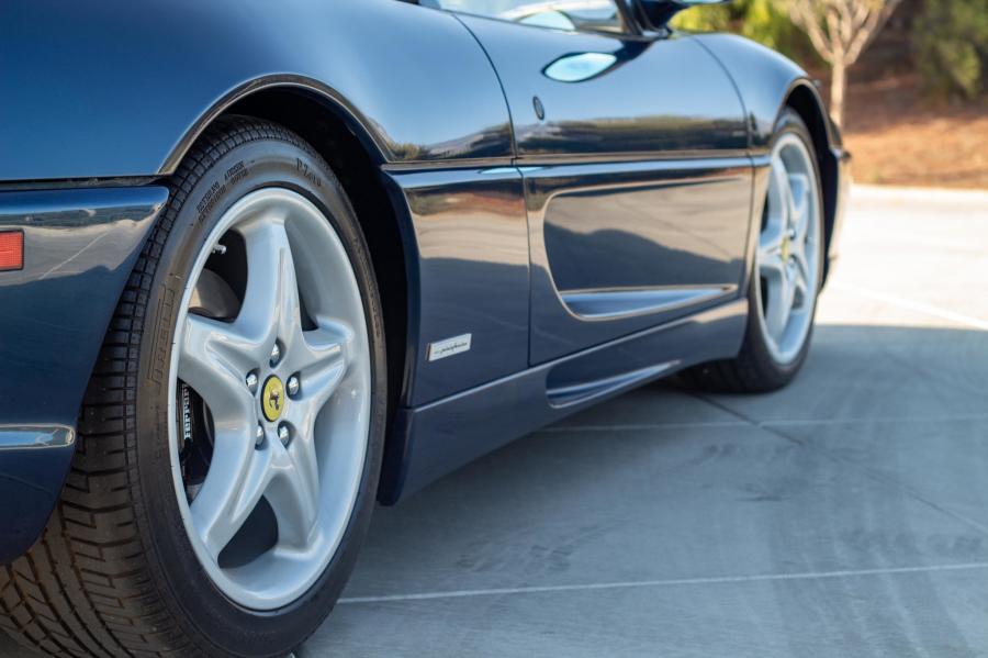 Детали экстерьера Ferrari F355 Spider 1995 года  (фото 46 из 149)